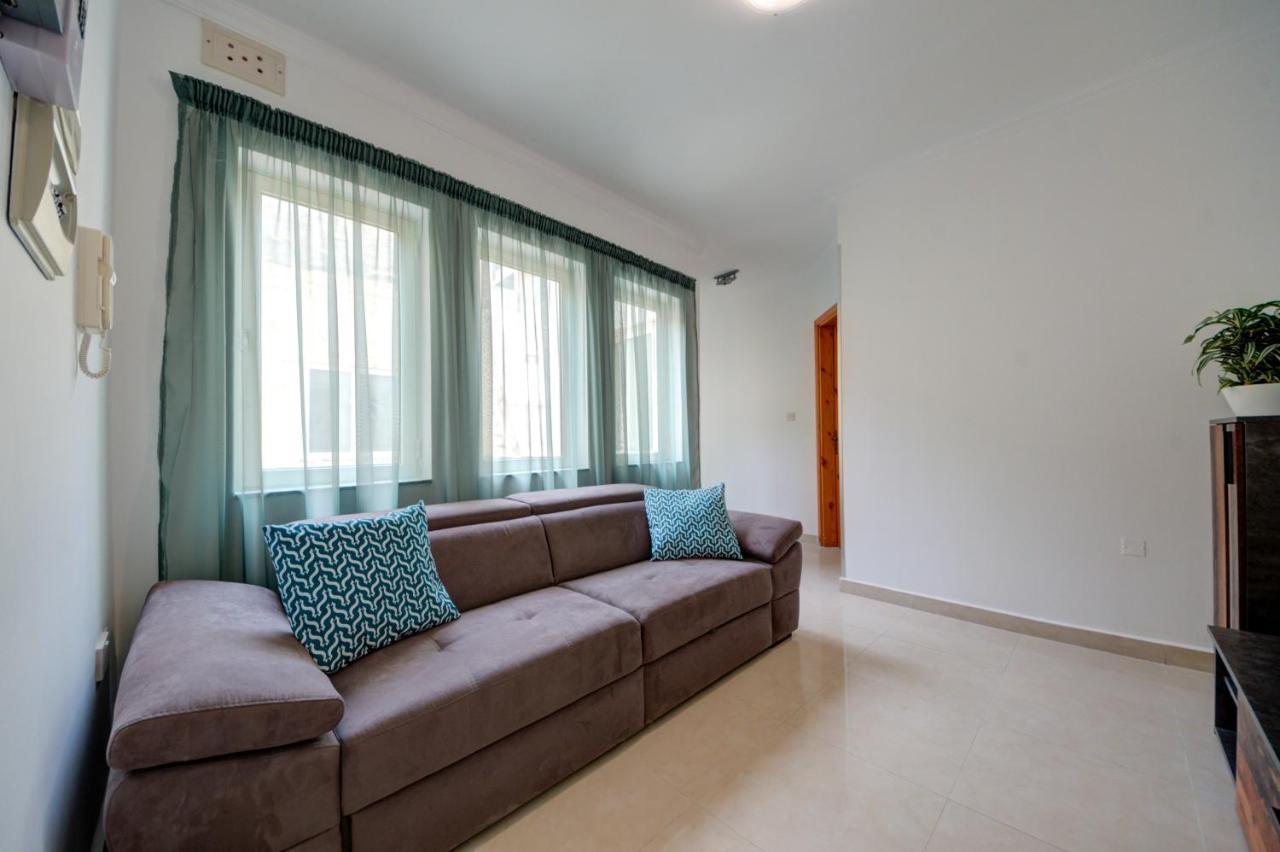 St Julian's Unique 3-bedroom Sleeps 9-10 Apartment Saint Julian's